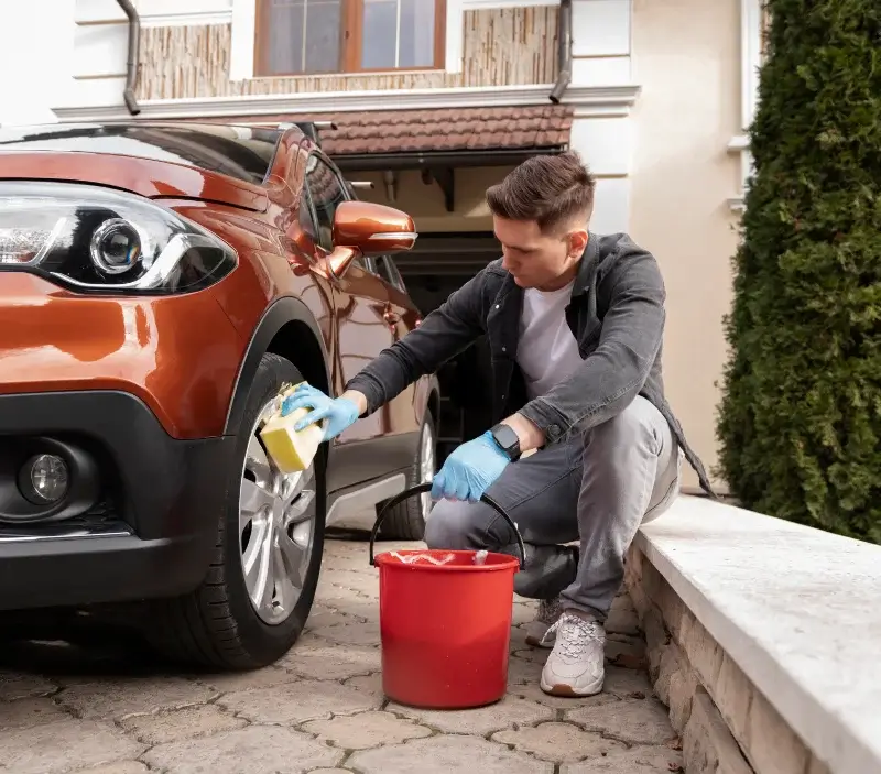 Lavage auto à domicile Val-du-Mignon : professionnel intervenant sur un véhicule